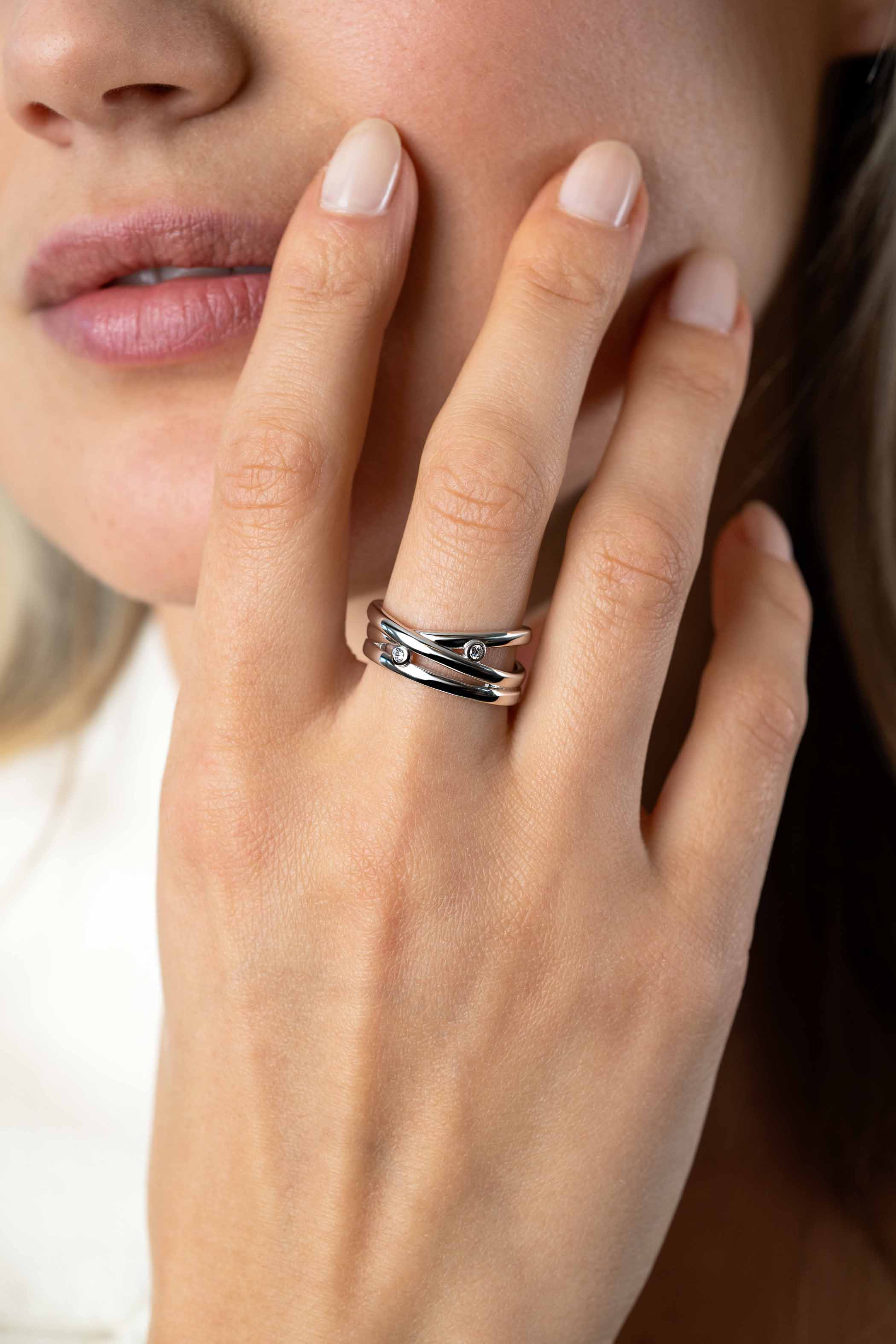 ZINZI zilveren cross-over ring met gladde banen en ronde zettingen met witte zirconia ZIR2571