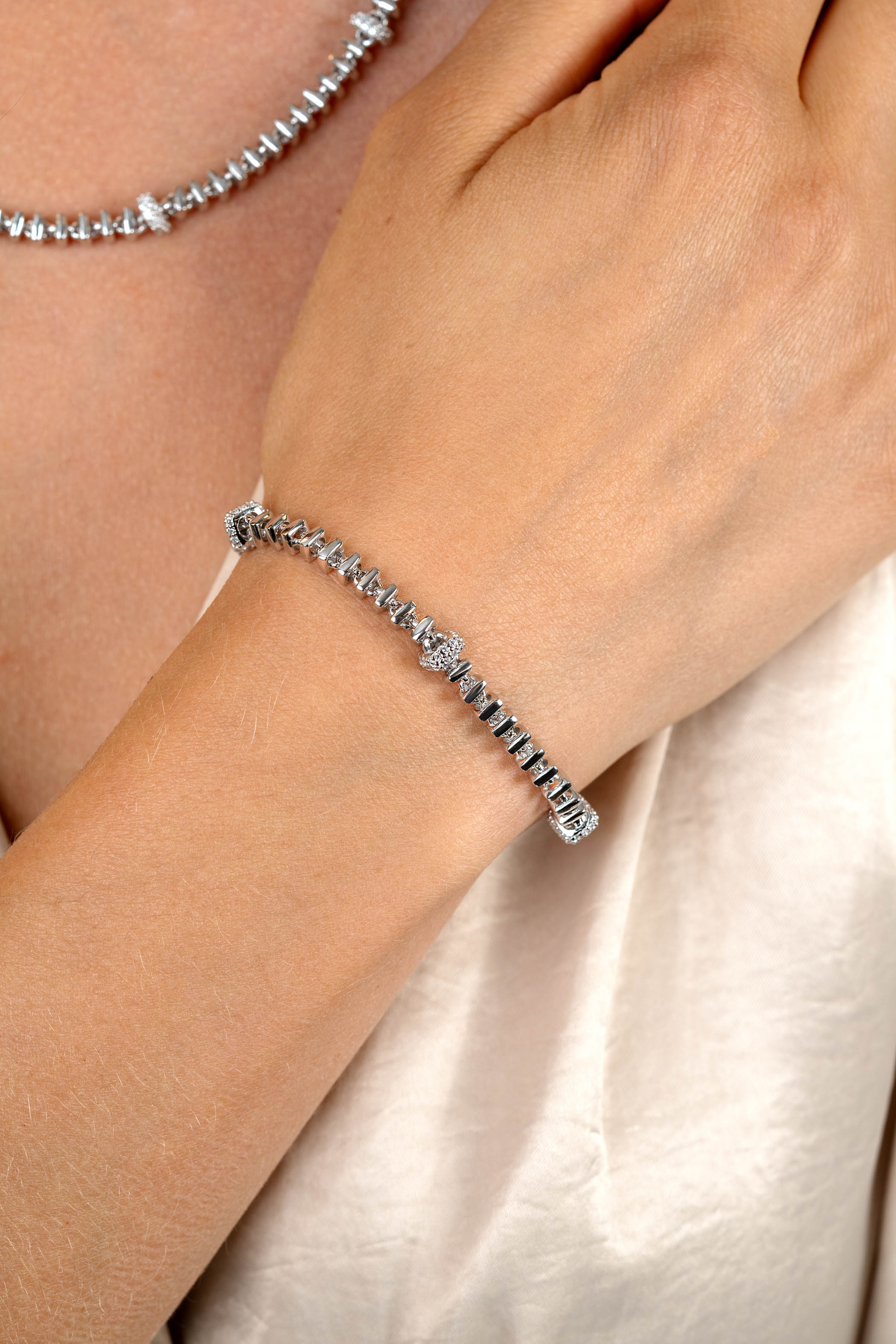 ZINZI zilveren vierkante schakel armband 6mm breed afwisselend bezet met witte zirkonia's 19cm ZIA2678