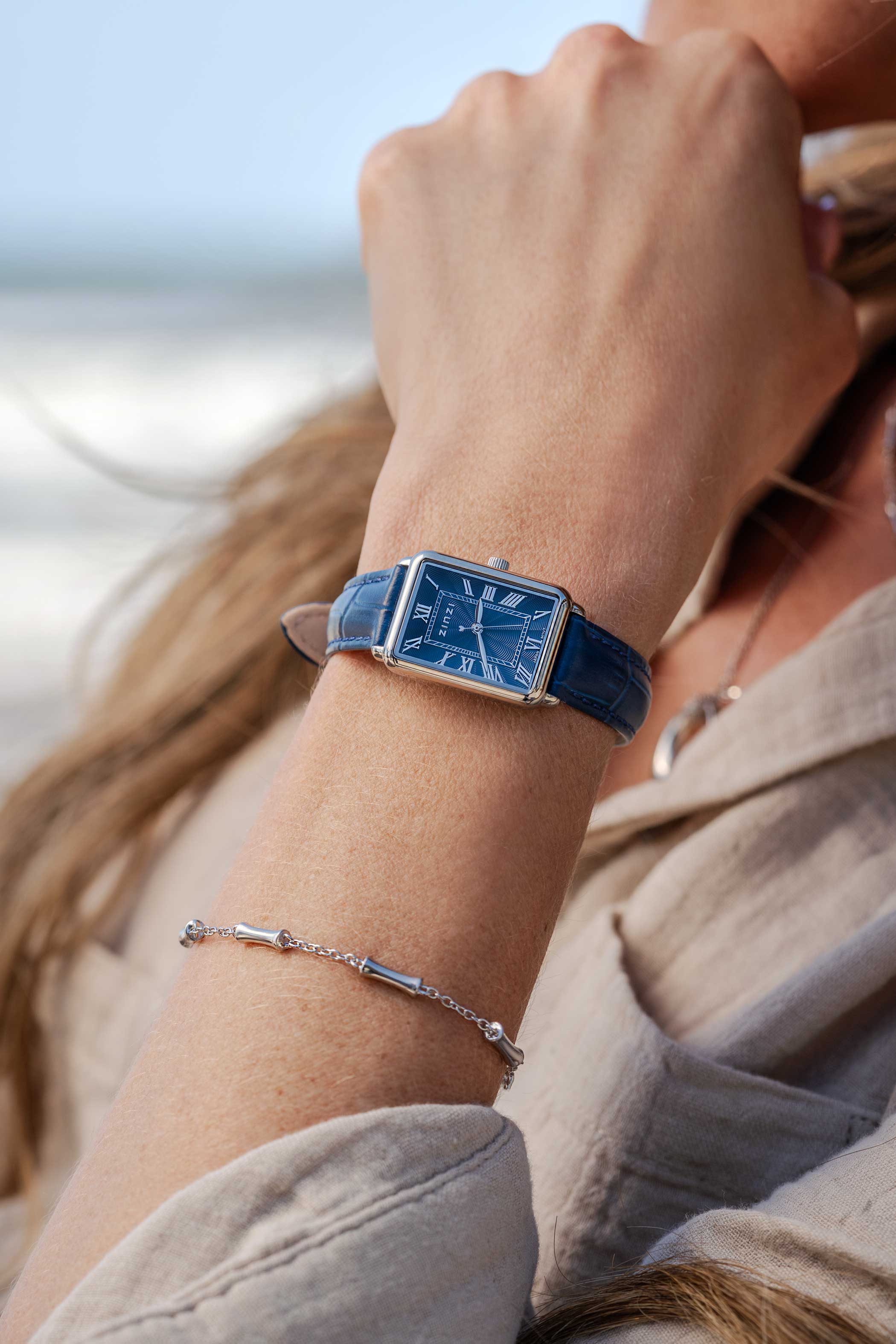 ZINZI Elegance horloge blauwe wijzerplaat en rechthoekige stalen kast met blauwe leren band 28mm extra dun ZIW1955B
