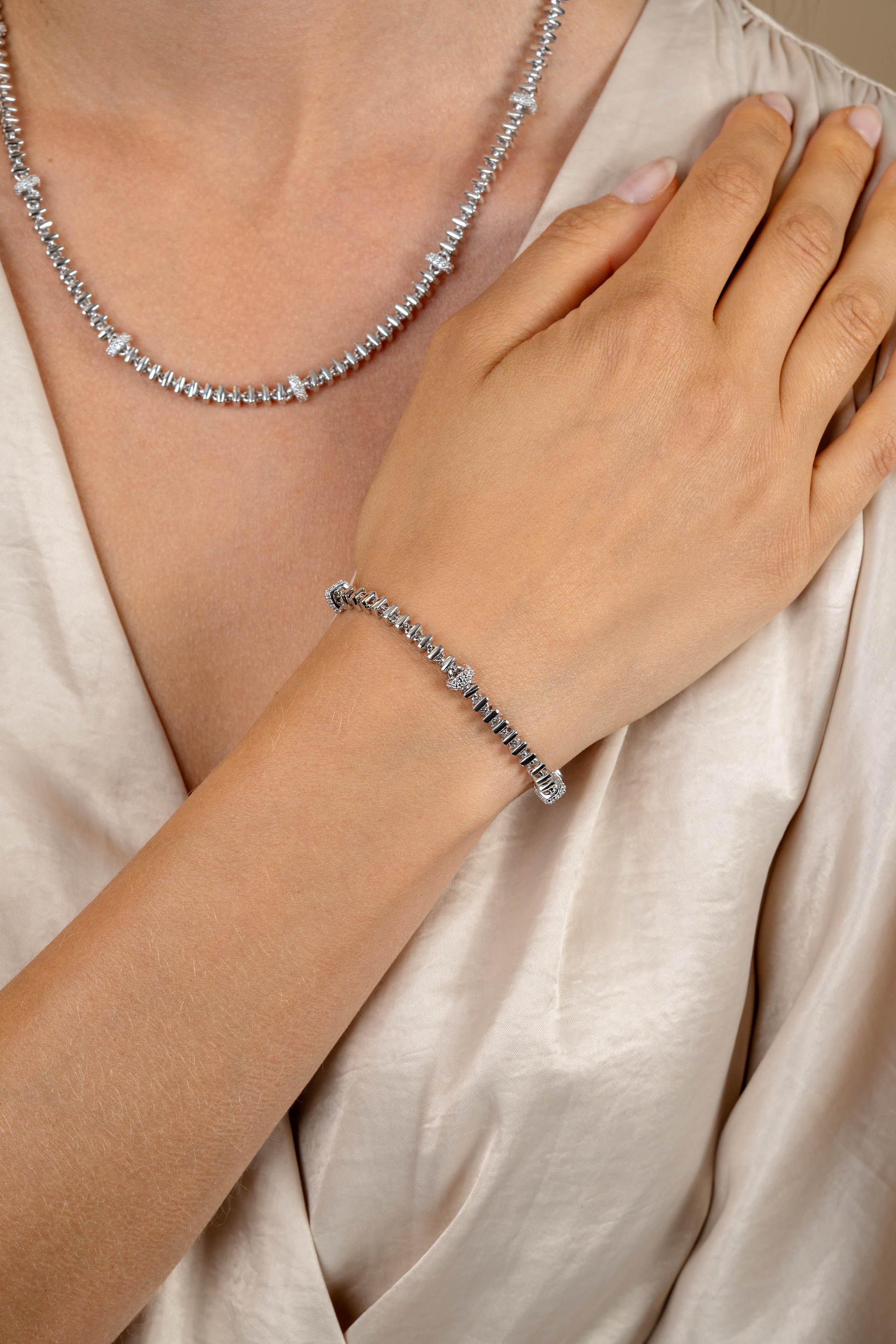 ZINZI zilveren vierkante schakel armband 6mm breed afwisselend bezet met witte zirkonia's 19cm ZIA2678