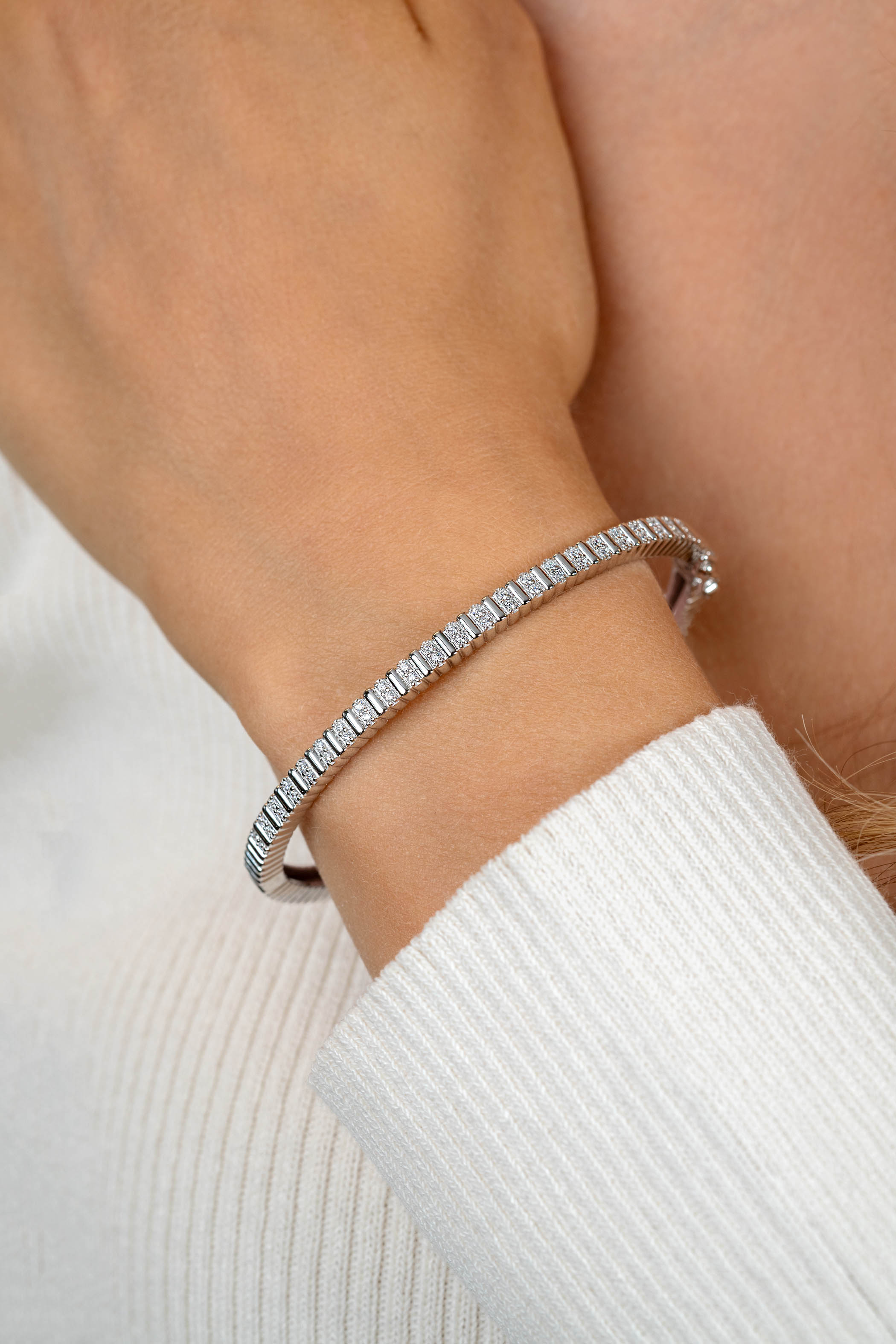 ZINZI zilveren bangle armband 4mm breed, bezet met witte zirkonia's  60mm ZIA2686