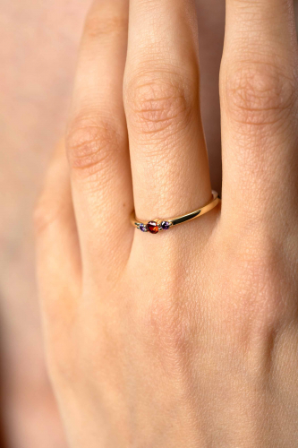 ZINZI gold plated zilveren ring met ronde chatonzettingen rood granaat en paarse kleurstenen 3mm breed ZIR2563