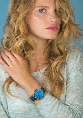 ZINZI Retro horloge blauw gekleurde wijzerplaat met rosé wijzers en blauwe stalen mesh band 38mm extra dun ZIW414M