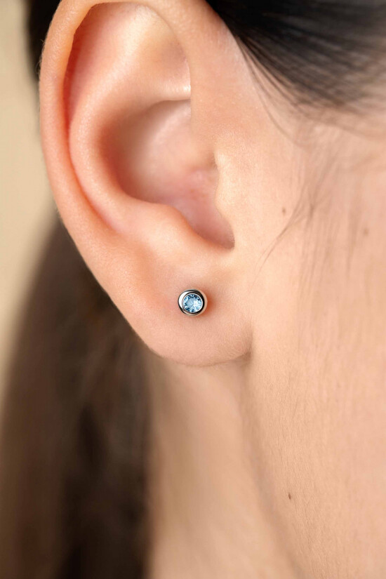 MAART oorknoppen 4mm zilver met geboortesteen blauw aquamarijn zirconia
