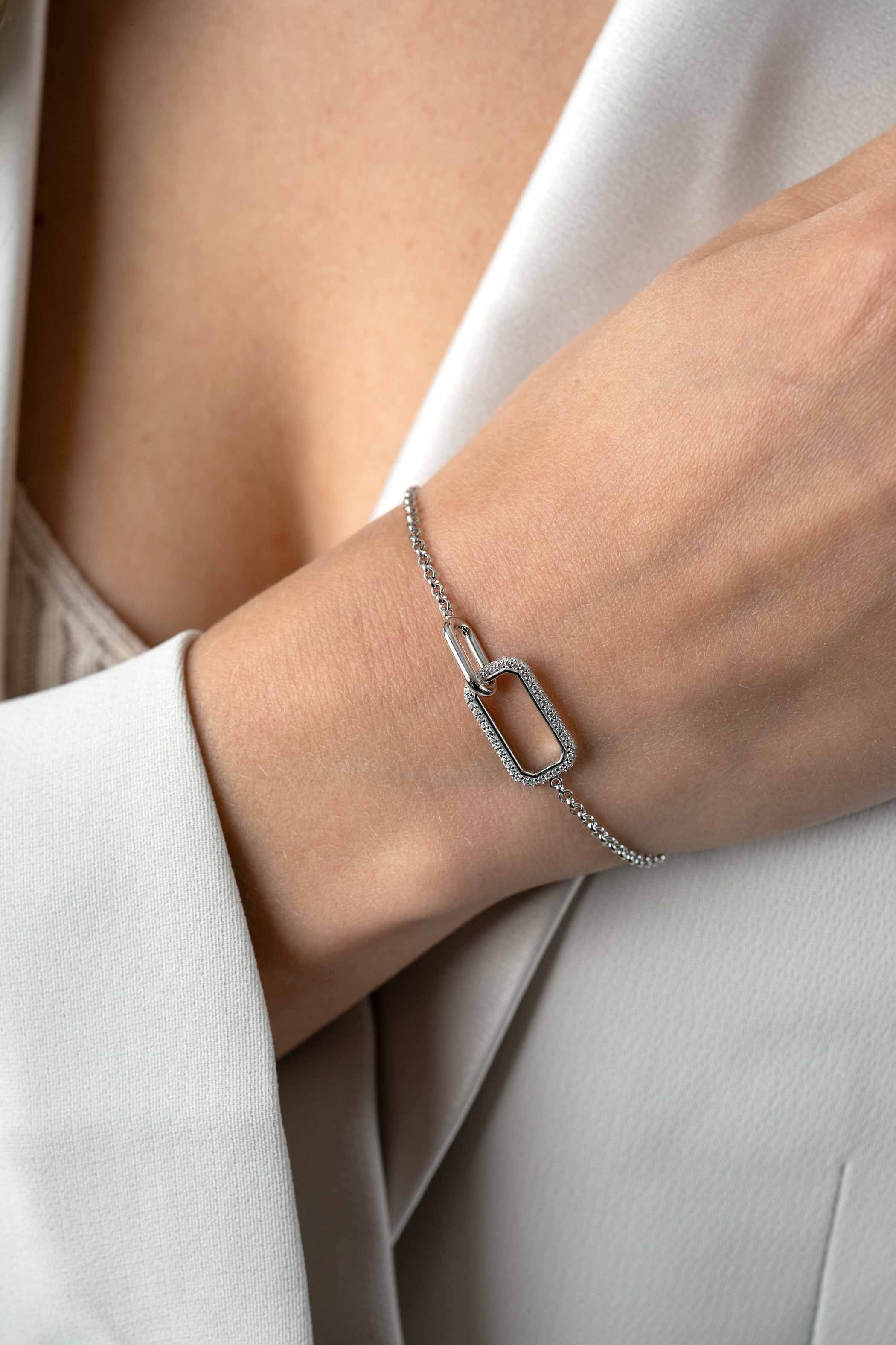 ZINZI zilveren armband met twee verbonden schakels: een rechthoekige bezet met witte zirconia's en een gladde ovale schakel 16,5-19,5cm ZIA2551