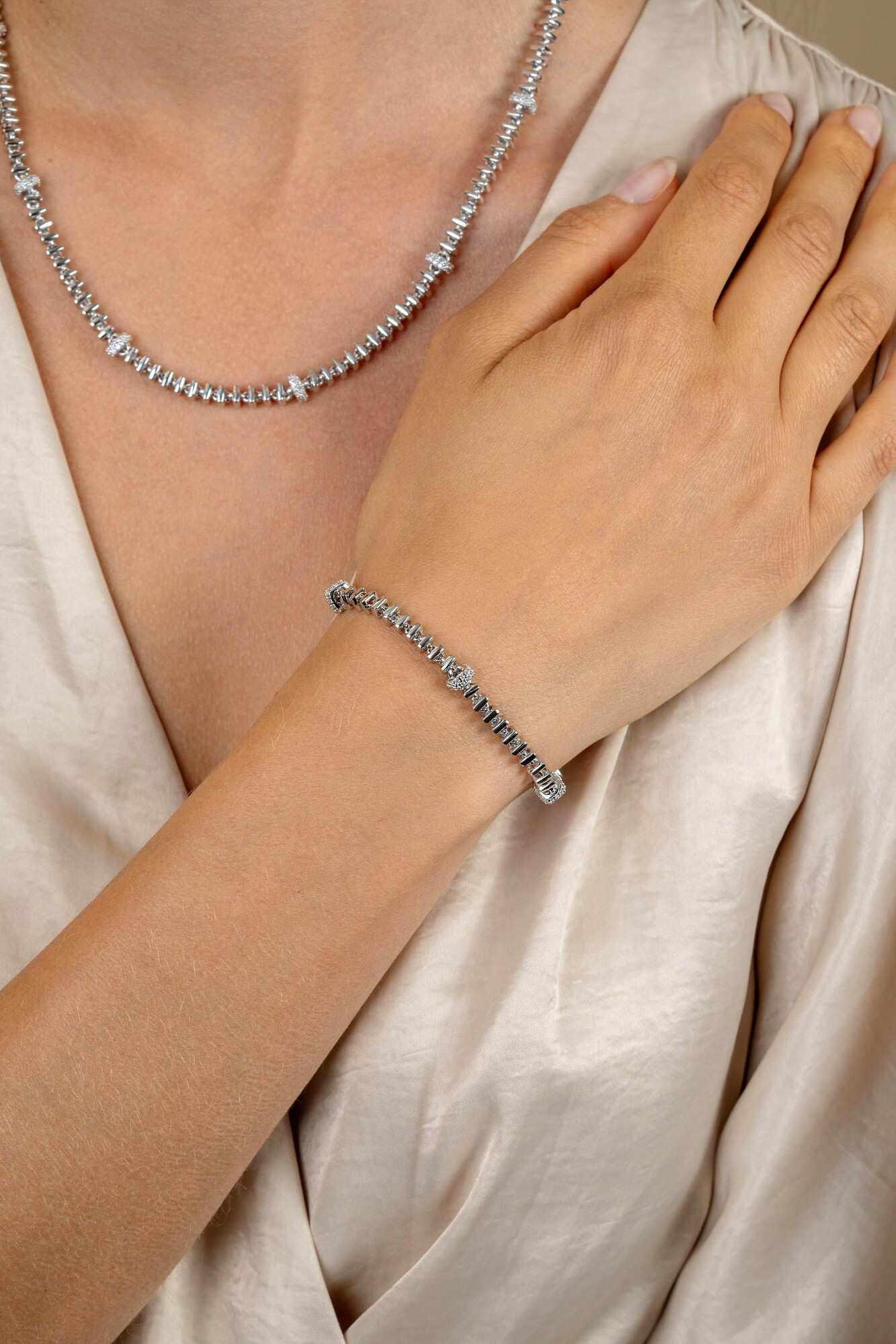 ZINZI zilveren vierkante schakel armband 6mm breed afwisselend bezet met witte zirkonia's 19cm ZIA2678