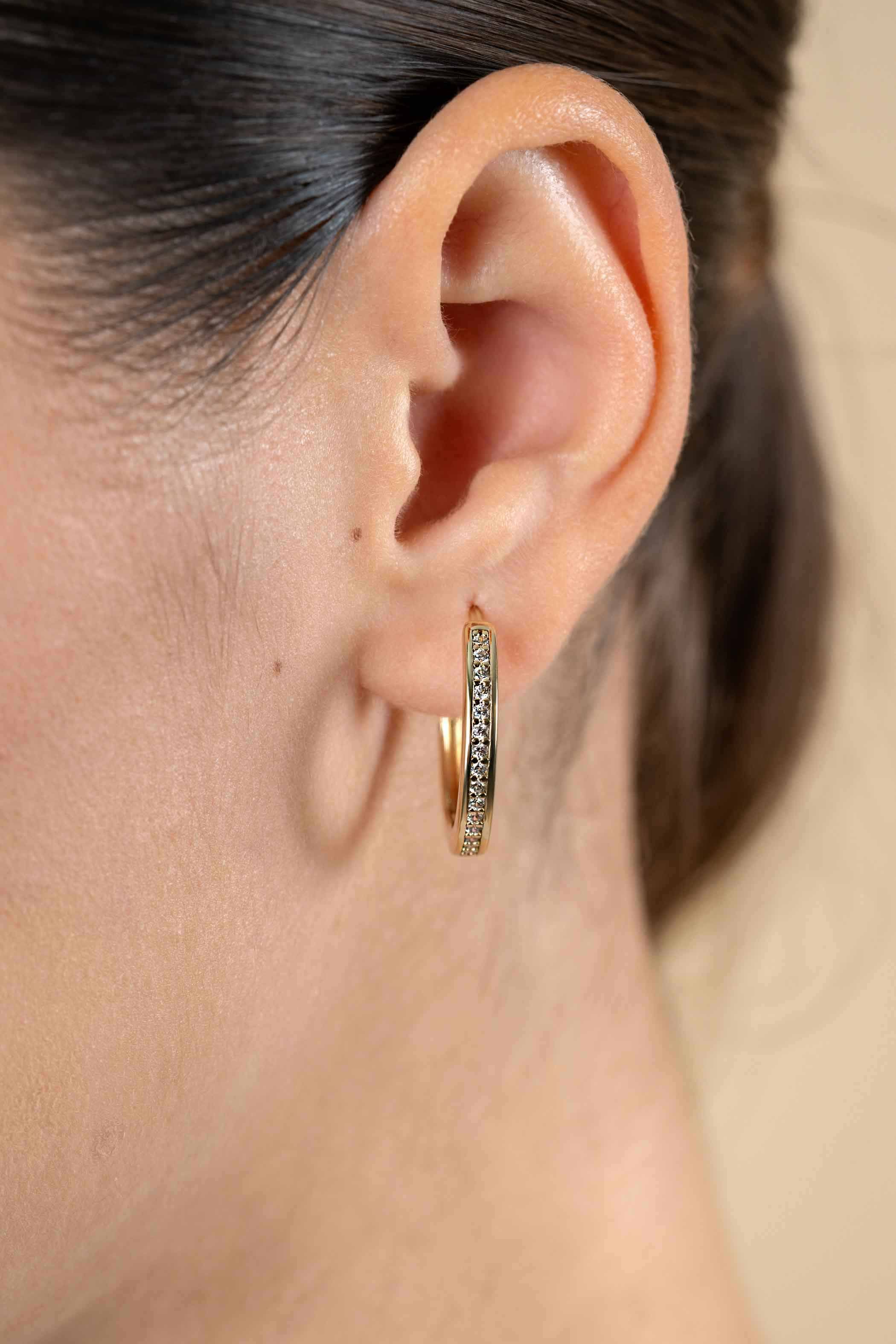 24mm ZINZI gold plated zilveren oorringen met witte zirconia's en luxe klapsluiting, buisdikte 3mm ZIO192Y