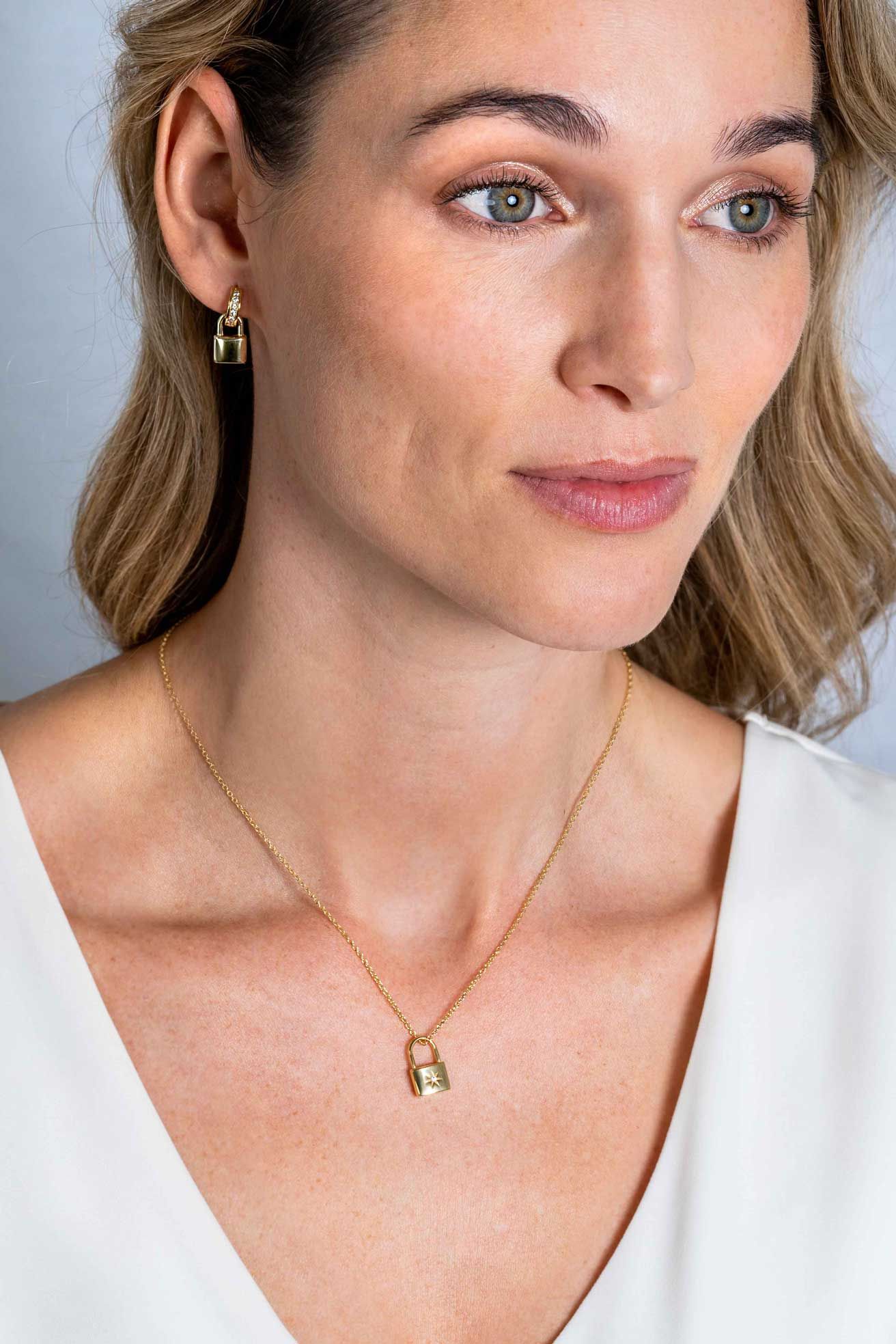 ZINZI gold plated zilveren oorbedels trendy slotje 13mm ZICH2353G (zonder oorringen)