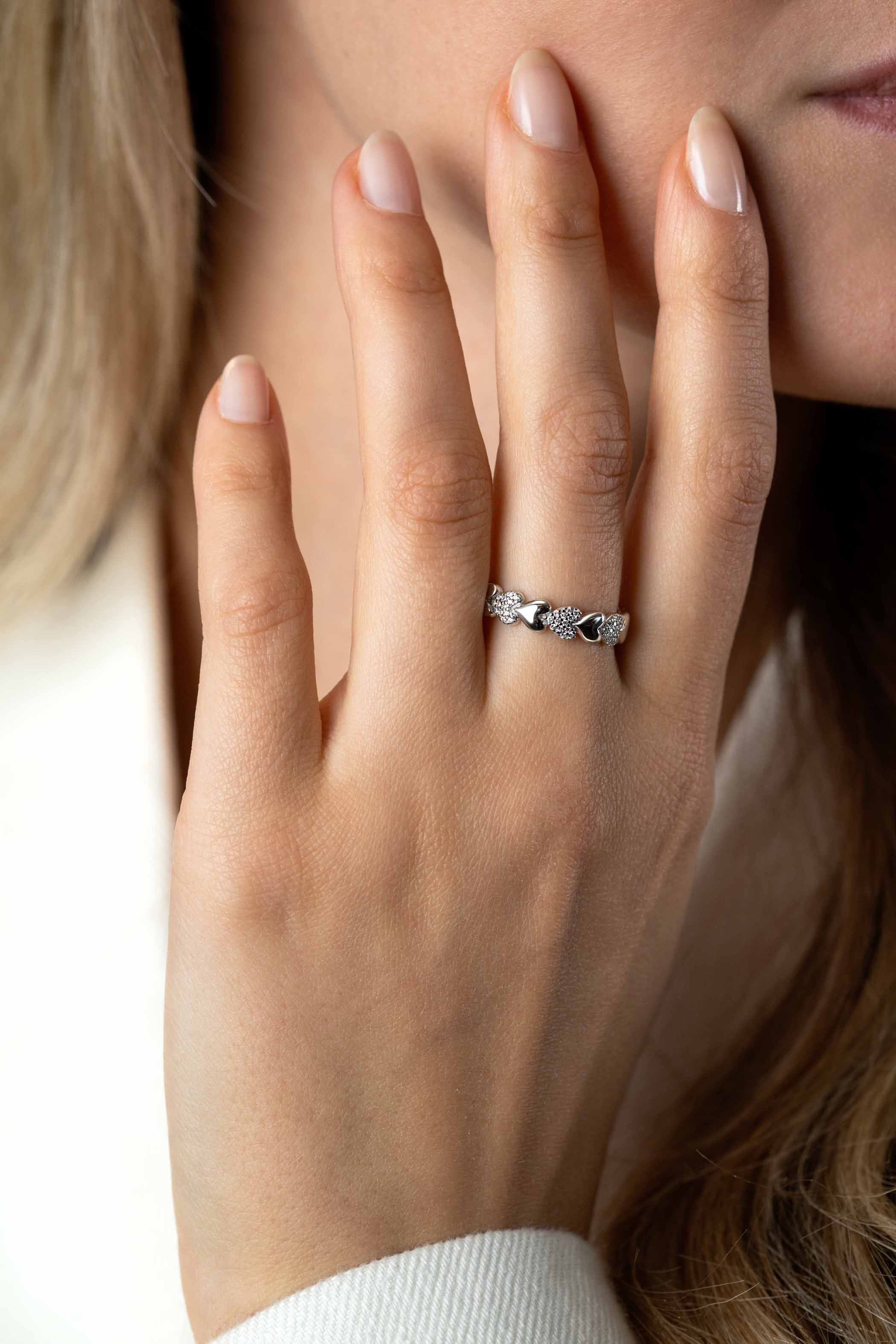 ZINZI zilveren ring met hartjes afwisselend bezet met witte zirconia's ZIR1798Z