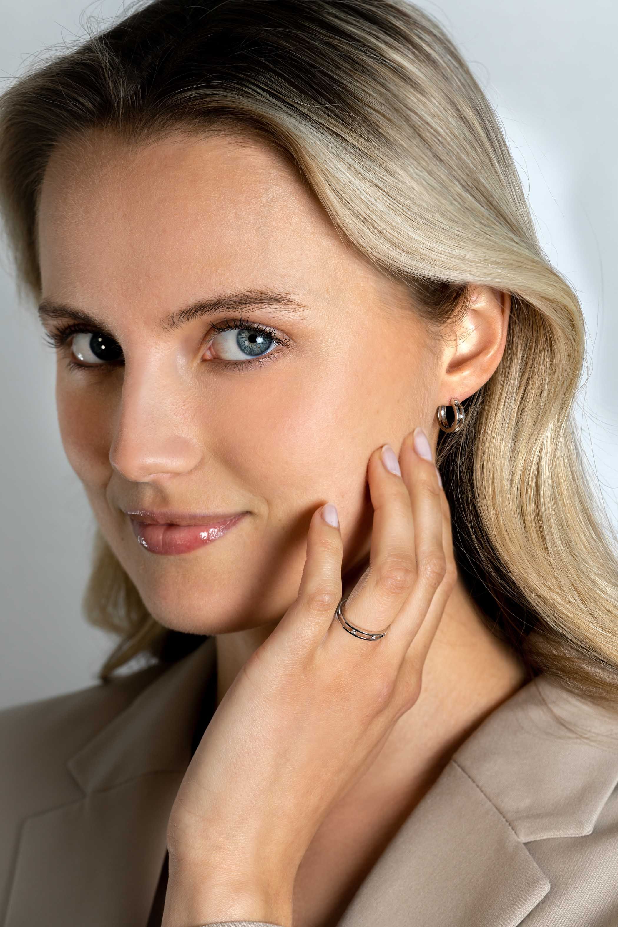 ZINZI zilveren multi-look ring, met de look van twee smalle ringen waartussen drie witte zirconia's zijn bevestigd ZIR2451