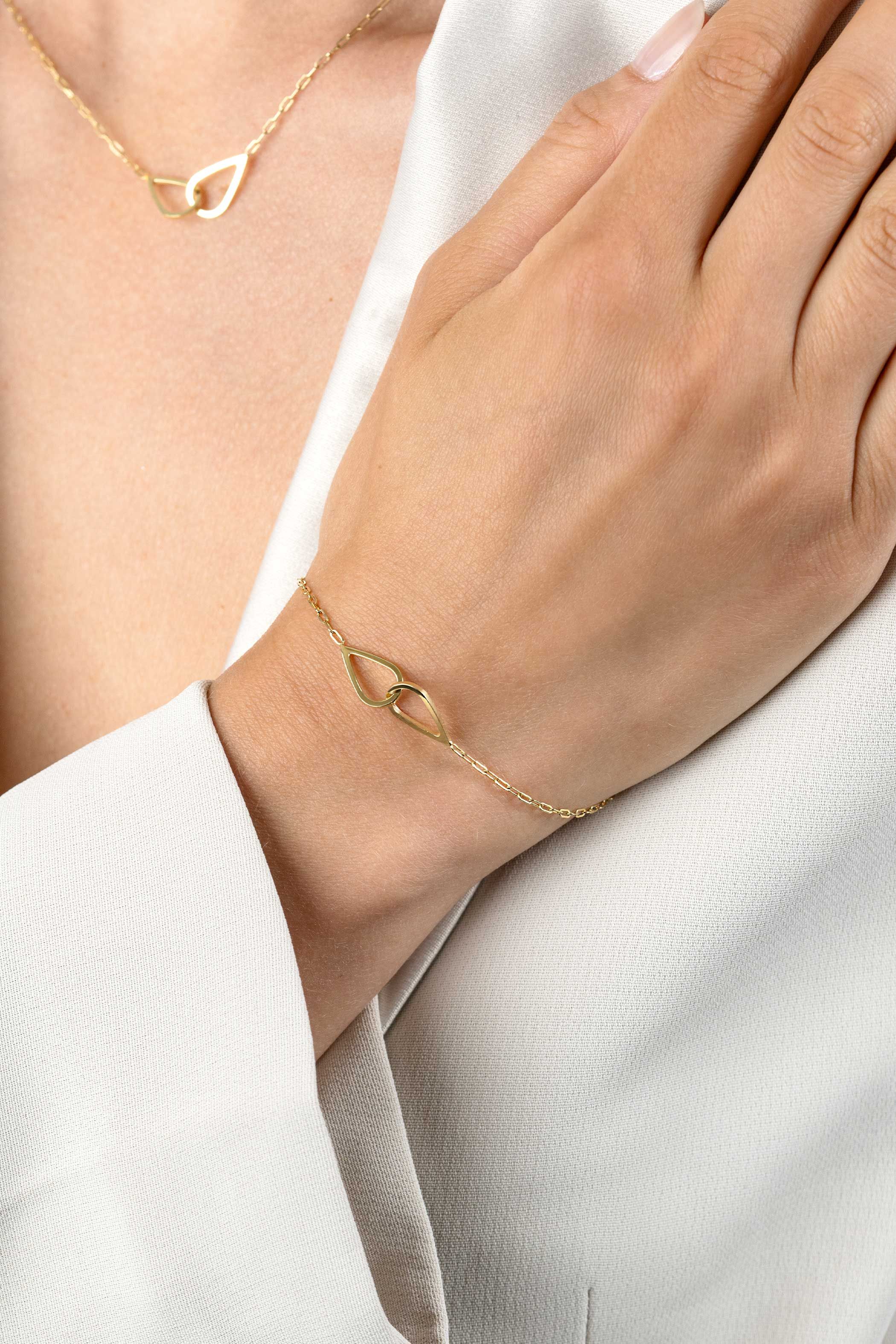 ZINZI gold plated zilveren armband met paperclip-schakels, waarbij in het midden twee druppelvormen mooi met elkaar verbonden zijn 17-20cm ZIA2634