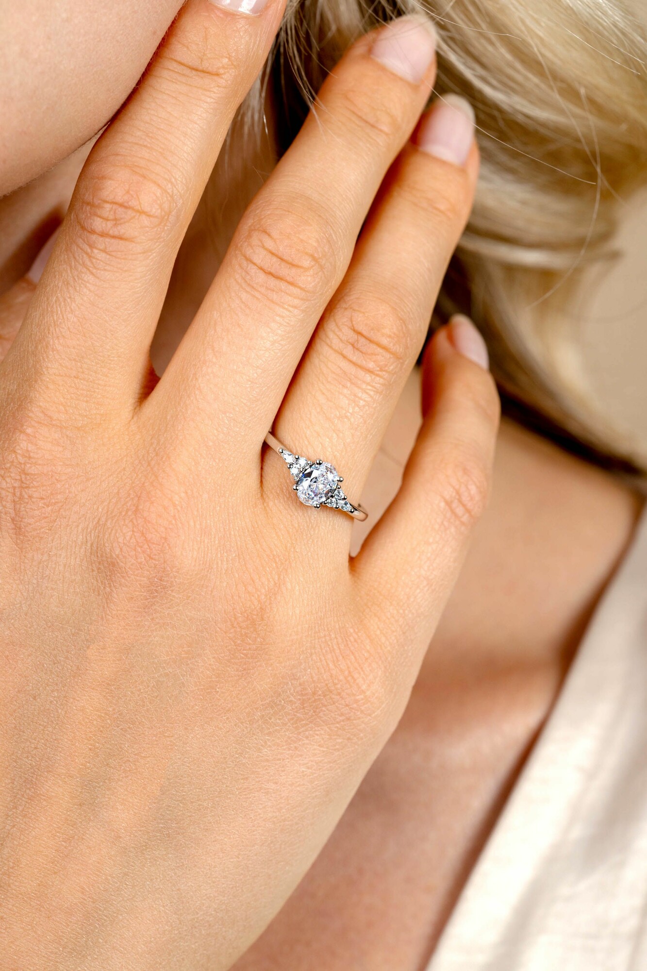 ZINZI zilveren verlovingsring met grote ovale witte zirkonia (7mm) en kleinere zirkonia's, met klein hartje aan de zijkant ZIR2698