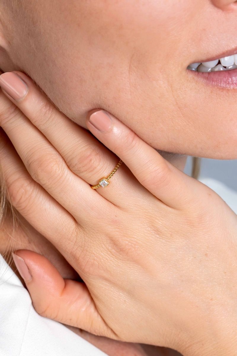 ZINZI Gold 14 krt gouden ring met bolletjes scheen en bezet met een ronde witte zirconia in vierkante zetting van 3,5mm ZGR310