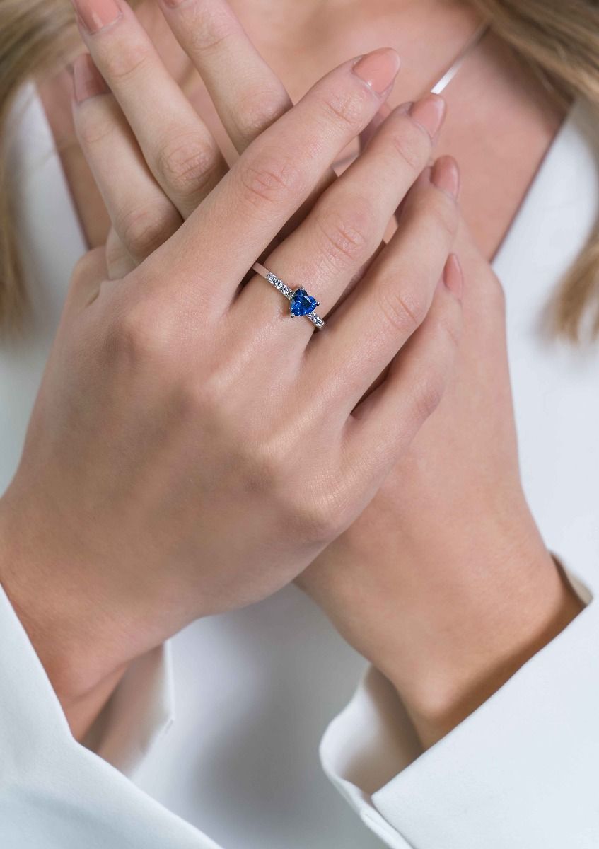 ZINZI zilveren ring hart saffierblauw en witte zirconia's ZIR2134B