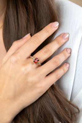 ZINZI gold plated zilveren luxe ring met rechthoekige rood granaat kleursteen in een vierpoots-zetting. De scheen heeft een multilook uitstraling ZIR2392R