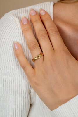 ZINZI gold plated zilveren ring (5mm breed) met een gevlochten Infinity teken in lijnen motief ZIR2684