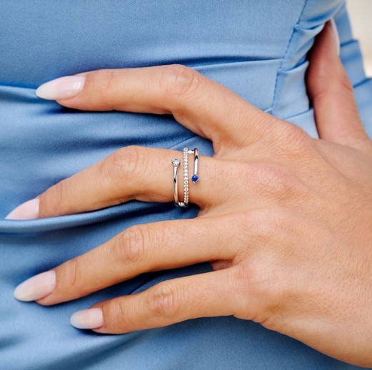 ZINZI zilveren multi-look ring (9mm breed) met 3 rijen, bezet met blauwe kleurstenen en witte zirconia's ZIR2646B